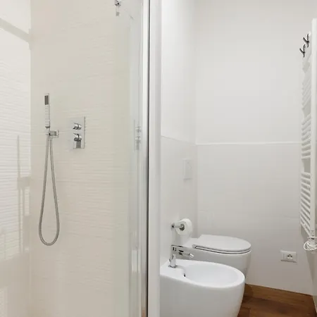 - Elegant 的里雅斯特