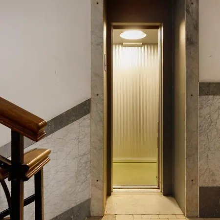 - Elegant 的里雅斯特