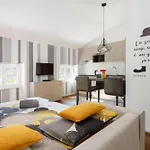 - Elegant Apartman